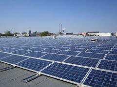 Gildecenter-Dach mit Photovoltaikanlage