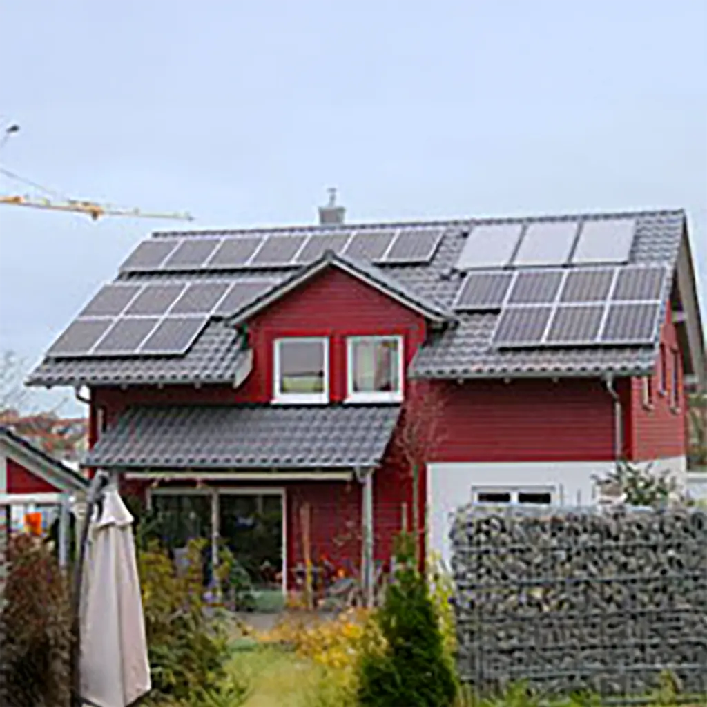 Photovoltaik monokristallinen Module Bad Friedrichshall: Solaranlage auf rotem Hausdach.