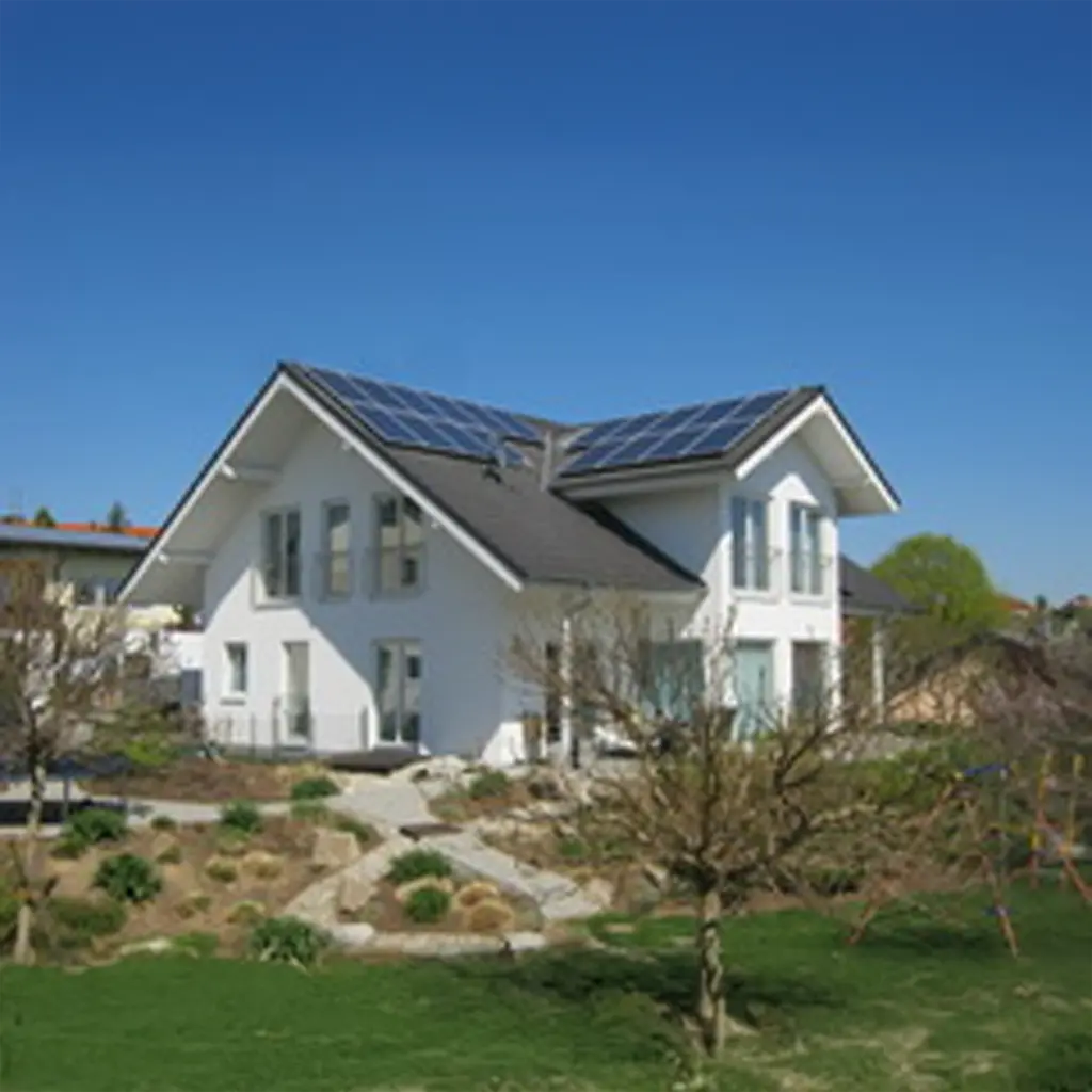 Photovoltaik Bad Rappenau: Solaranlagen auf modernem, weißem Hausdach unter blauem Himmel.