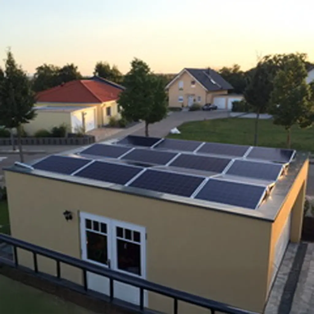 Photovoltaik Sinsheim: Solaranlage auf Flachdach-Garage bei Abendlicht.