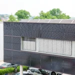 Fassadenintegrierte und Dach-Photovoltaik-Anlage an einem modernen Bürogebäude der EnFa - Die Energiefabrik