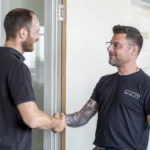 Zwei Kollegen geben sich die Hand. Erfolgreiche Geschäftspartnerschaft oder Jobangebote werden angenommen.