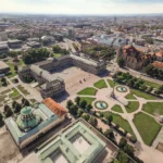 Luftbild: Stuttgarter Schlossplatz mit Neuem Schloss. Historisches Zentrum und städtische Umgebung; Potenzial für Photovoltaik Stuttgart.