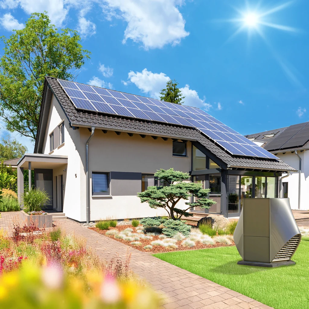 Modernes Haus mit Blockheizkraftwerk (BHKW) im Garten und Photovoltaikanlage auf dem Dach.